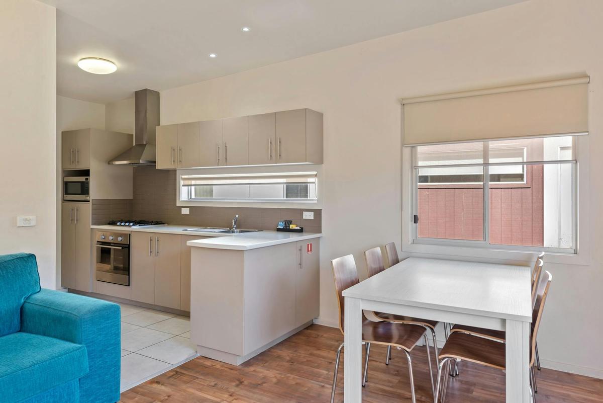 Deluxe 2 Bedroom Cabin - Sleeps 6