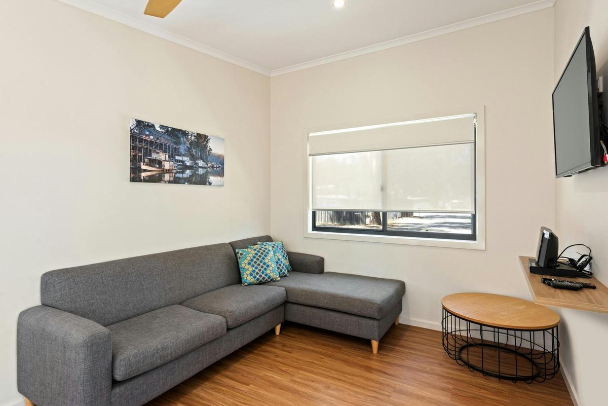 Deluxe 2 Bedroom Waterfront Cabin - Sleeps 6