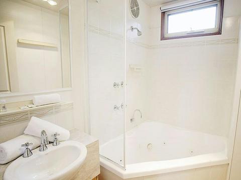 Superior 2 Bedroom Spa Cabin - Sleeps 6