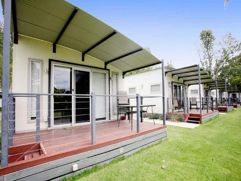 Deluxe 3 Bedroom Lakefront Cabin - Sleeps 7