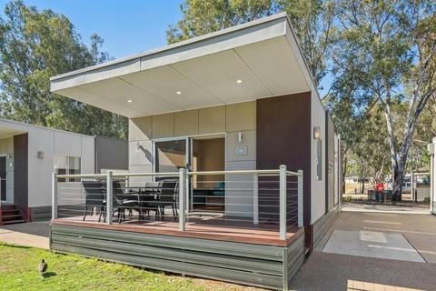 Deluxe 2 Bedroom Cabin - Sleeps 6