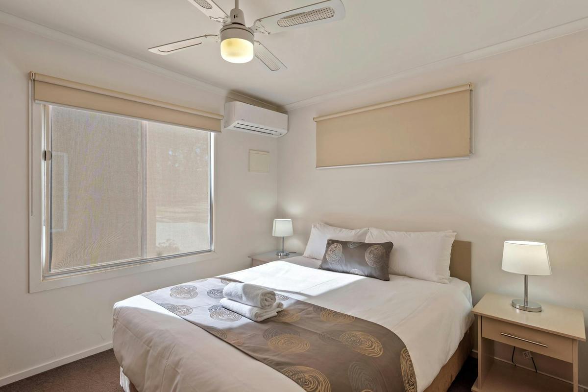 Deluxe 2 Bedroom Cabin - Sleeps 6
