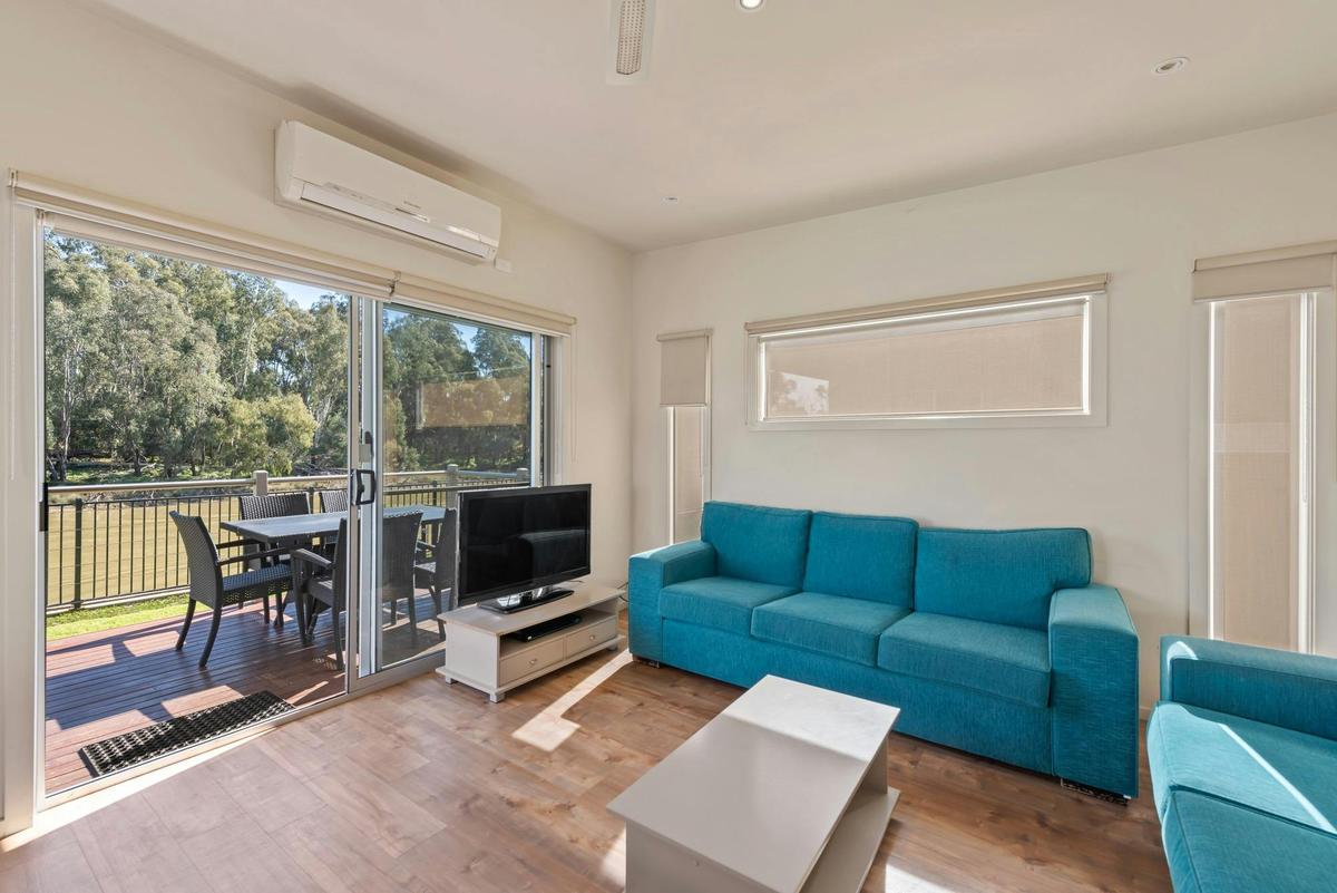 Deluxe 2 Bedroom Cabin - Sleeps 6