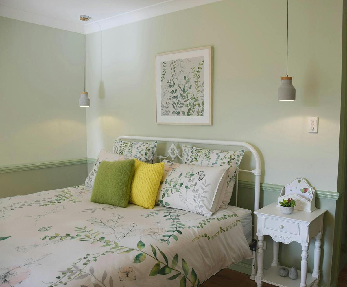 Cobark Suite has a king sized bed, ensuite and private deck area with mountain views