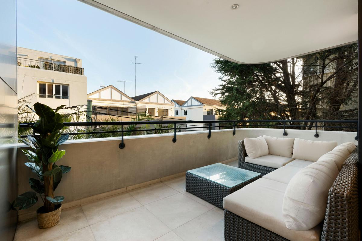 Modern and stylish apartment with comfortable furnishings and great city views.