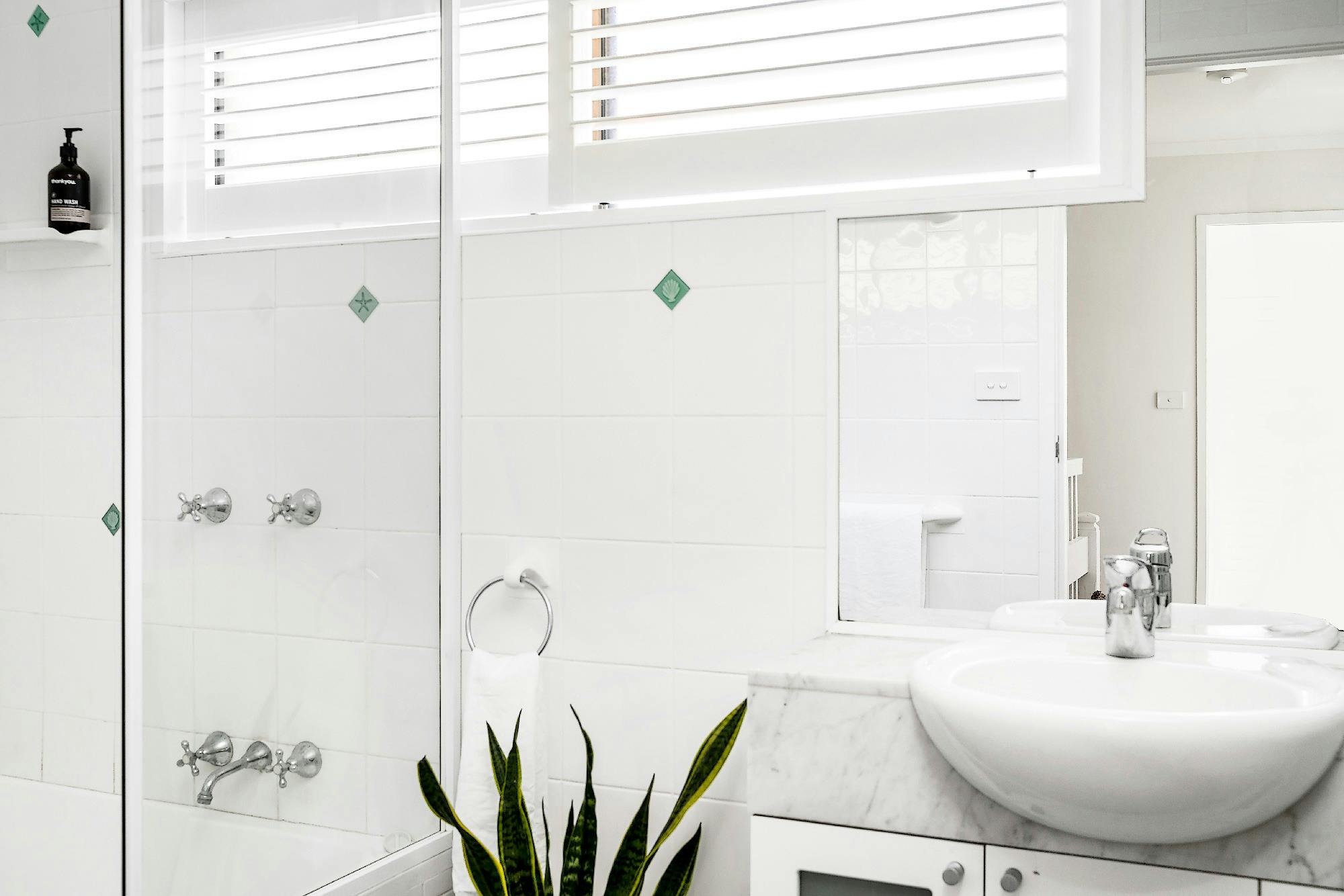 Cooinda-Byron-Bay-Upstairs-bathroom