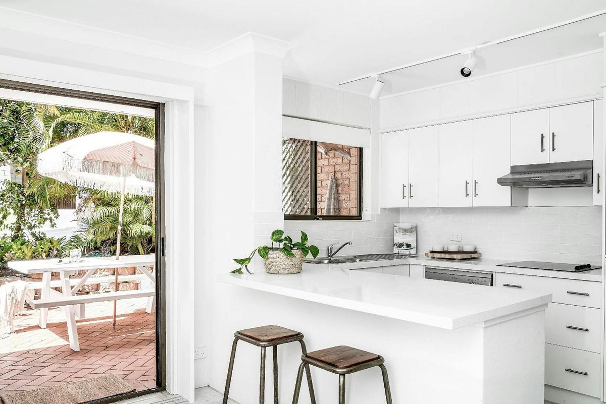 Cooinda - Byron Bay - Kitchen and Front Patio