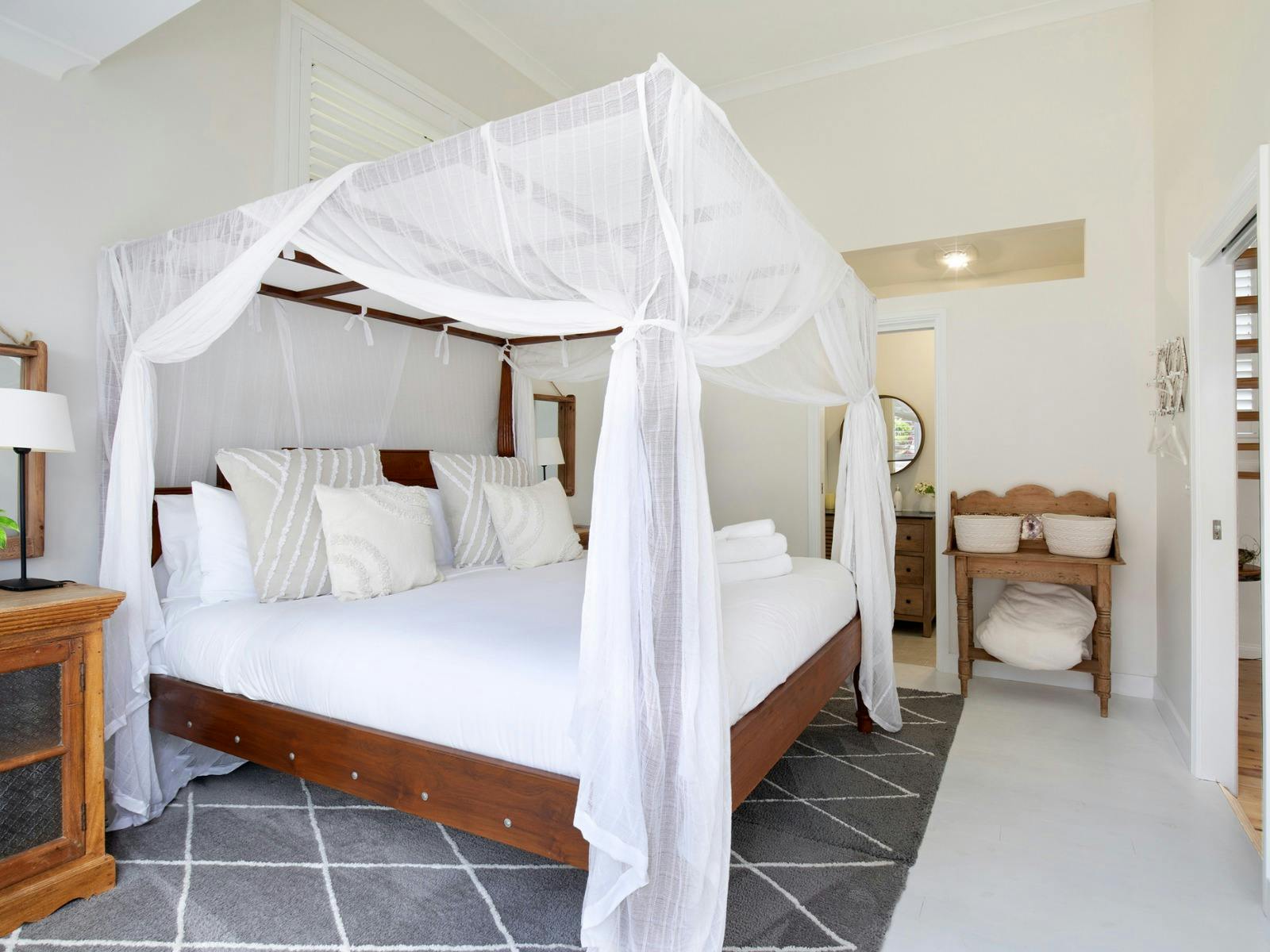 Sunny Corner - Garden bedroom