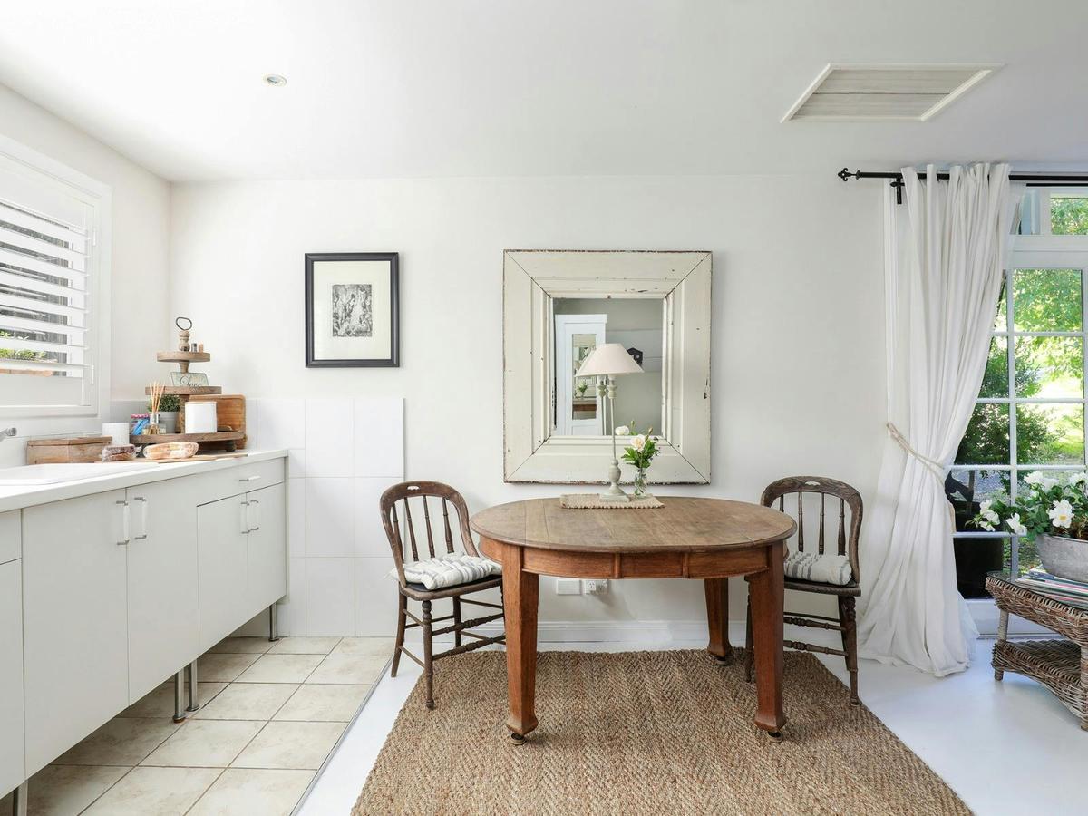 Kings Studio eat-in kichenette