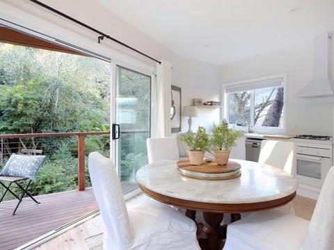 Sunny Corner eat-in kitchen