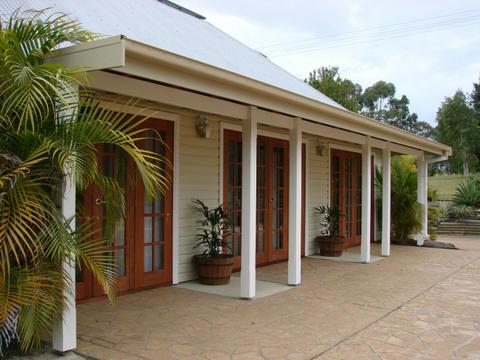 3 bedrm cottage, kitchen, 2bathrm,  4-12 adults $280/4 + $60/pp extra>4  incl breakfast