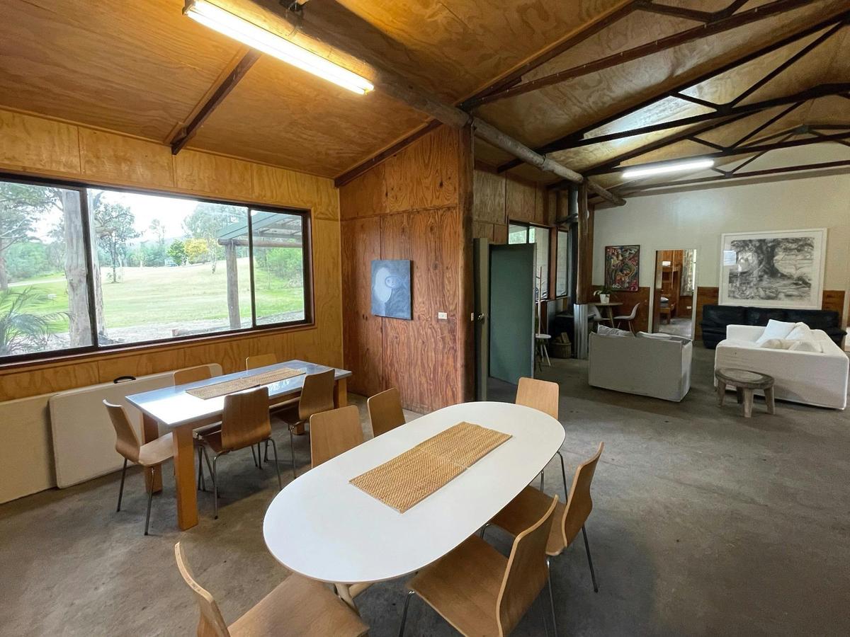 Dining for 16 with beautiful outdoor space, fire pit and gas BBQ