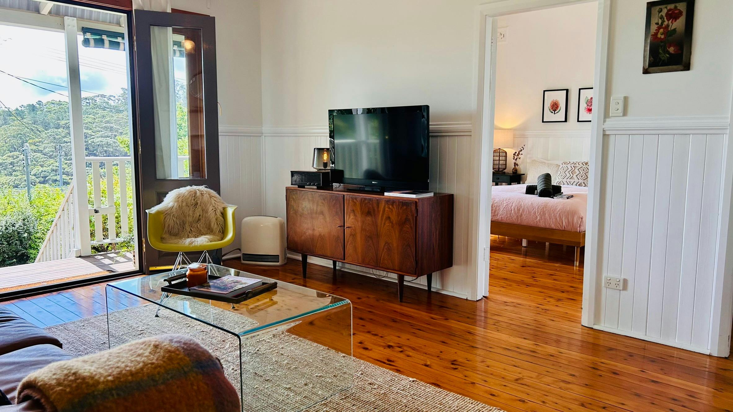 Enjoy Kanimbla Valley views or cosy up with Apple TV+ and Netflix on the HD TV.