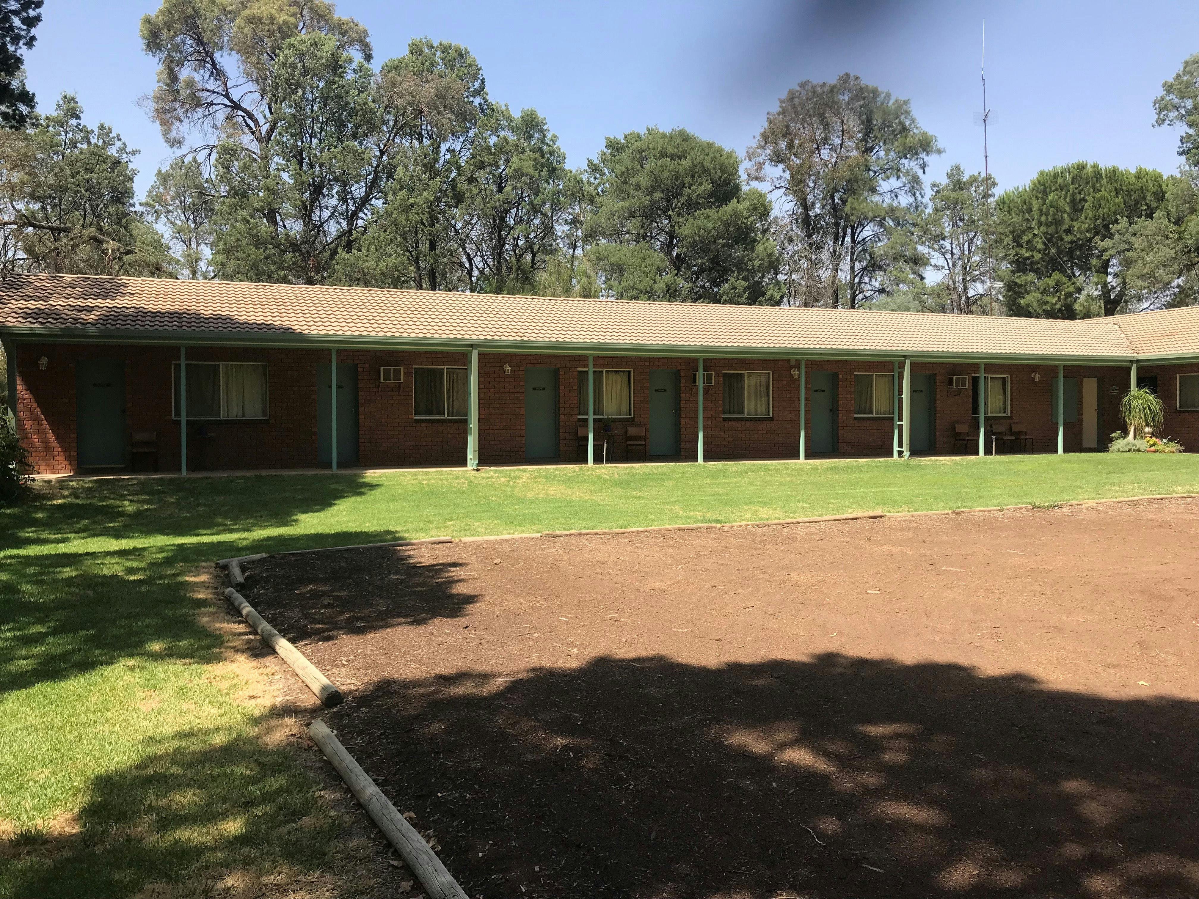 Outside of rooms at Colemablly Motel