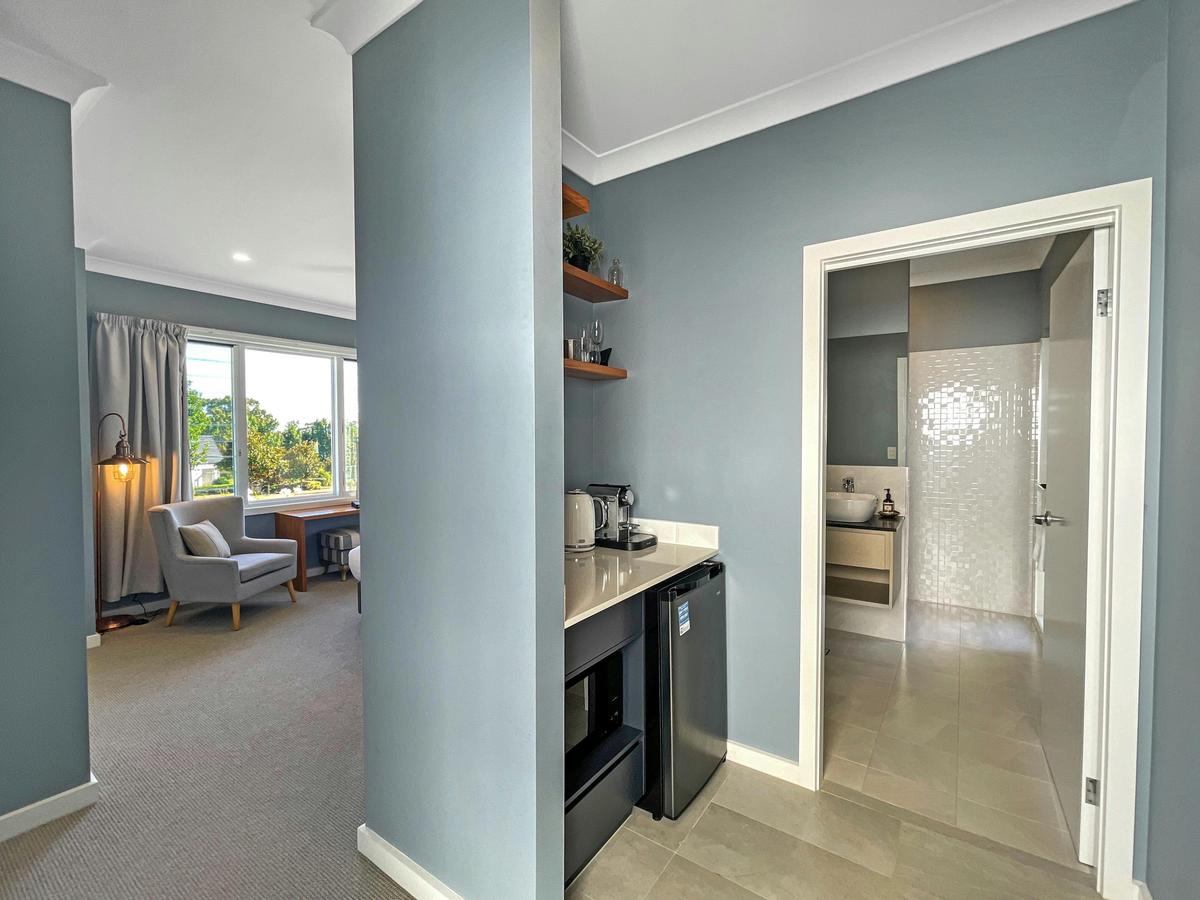 Figtree Cottage bathroom and kitchenette