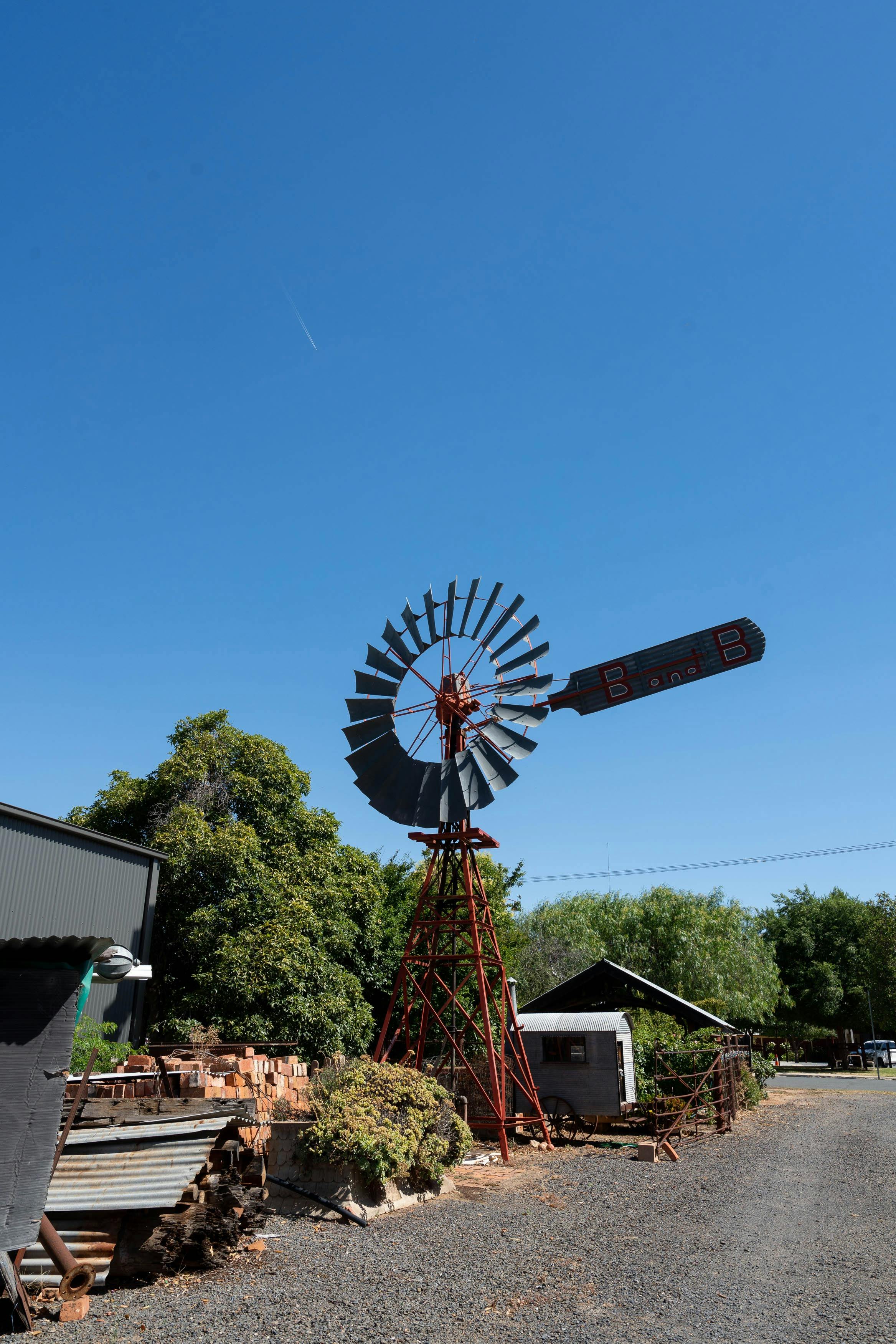 Do Book Inn windmill