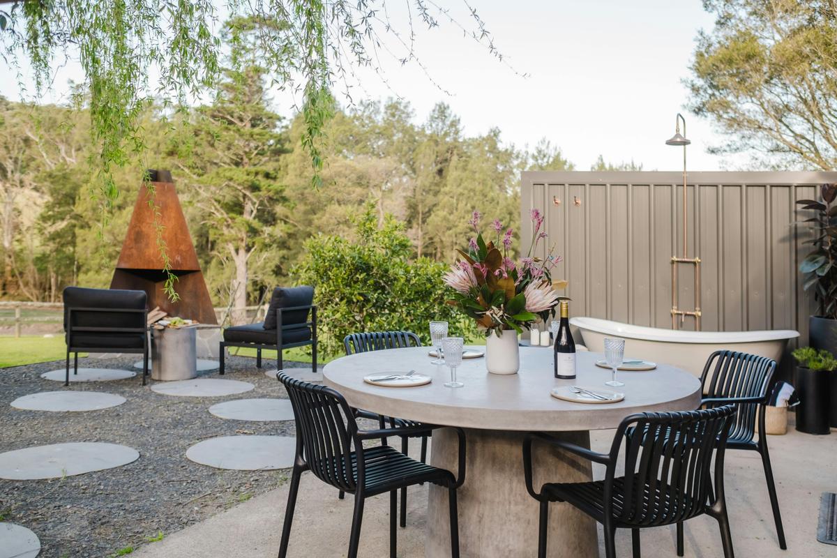 Al fresco dining and fireplace