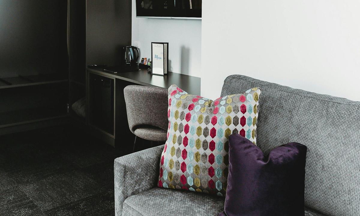 Coniston Hotel Wollongong - King Balcony Suite - Sitting Area