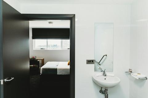 Coniston Hotel Wollongong - King Room (Accessible) - Bathroom