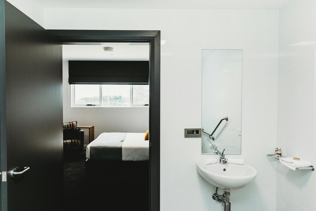 Coniston Hotel Wollongong - King Room (Accessible) - Bathroom