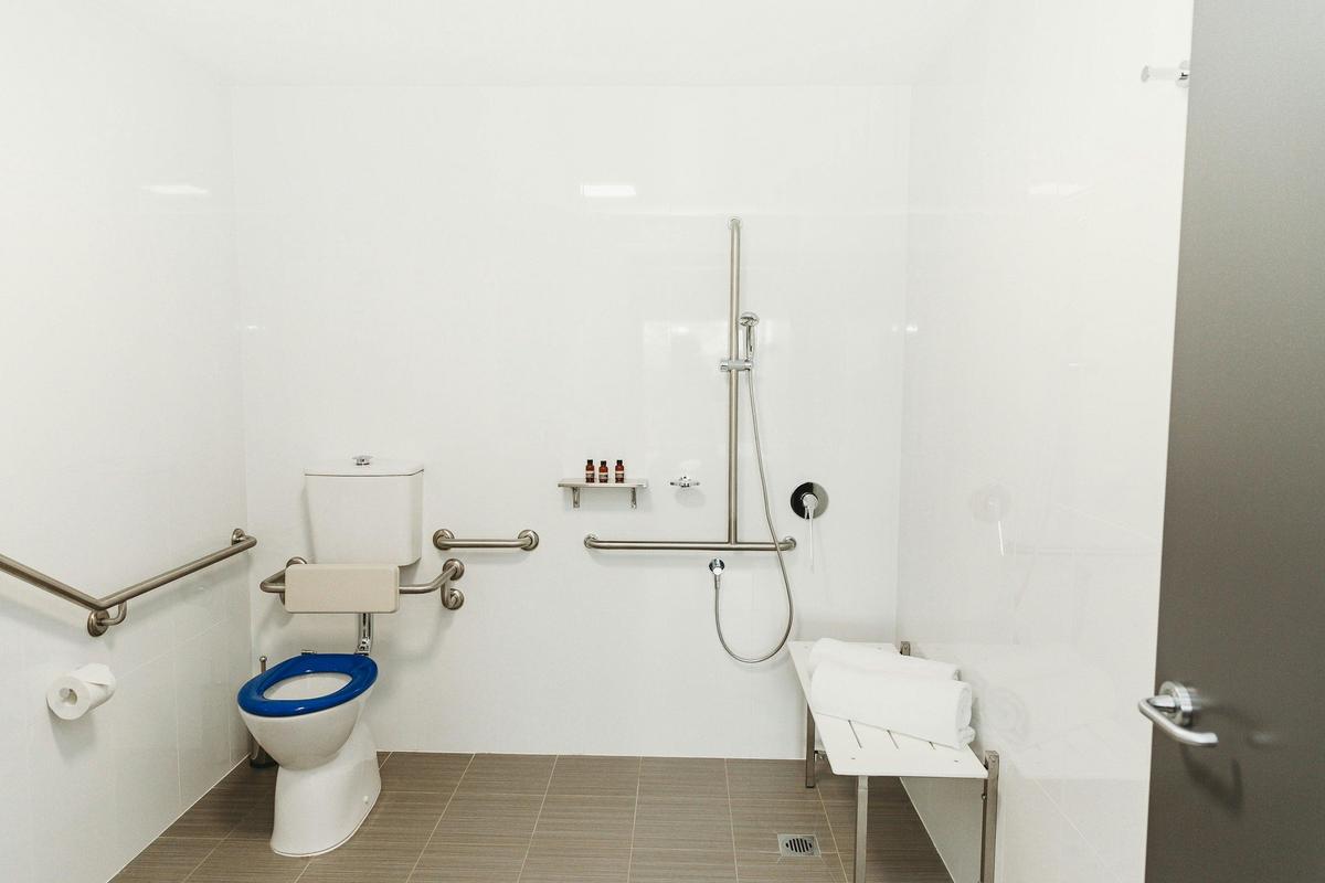 Coniston Hotel Wollongong - King Room (Accessible) - Bathroom