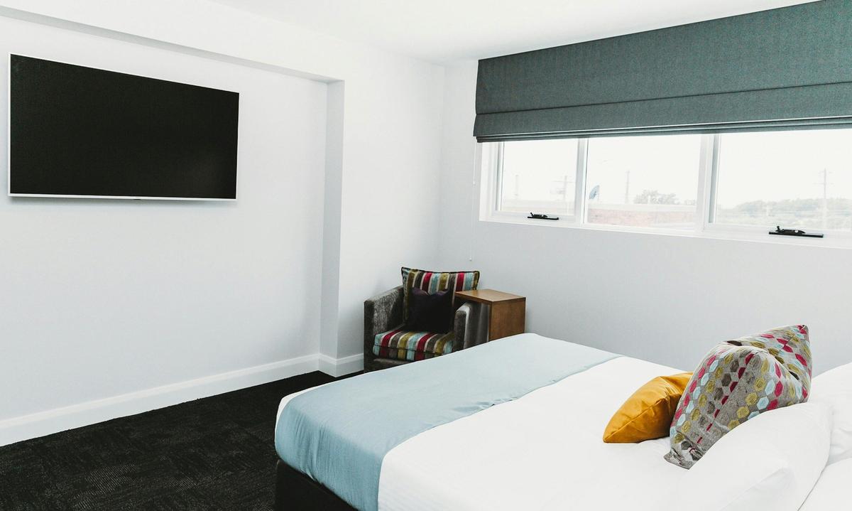 Coniston Hotel Wollongong - King Room (Accessible)