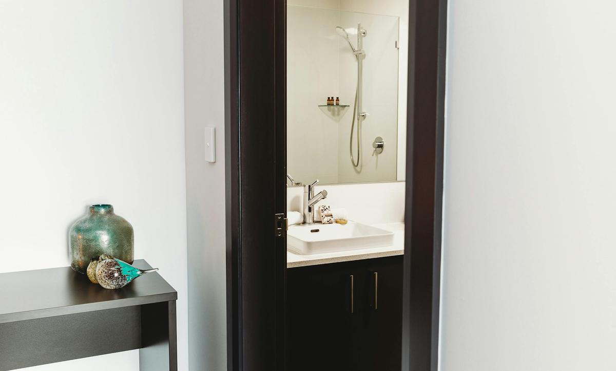 Coniston Hotel Wollongong - King Balcony Suite - Bathroom