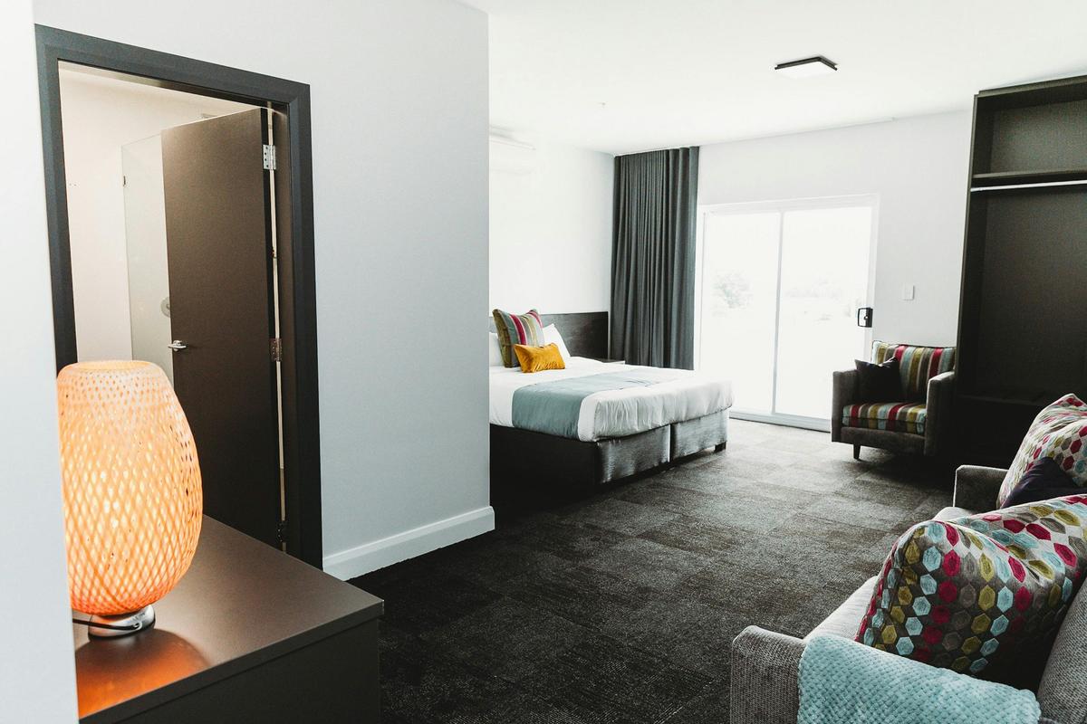 Coniston Hotel Wollongong - King Balcony Suite