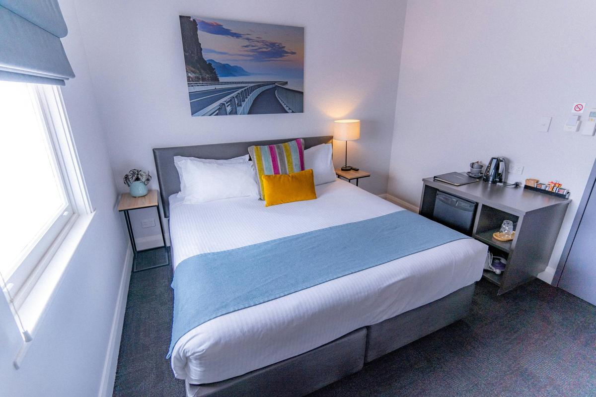Coniston Hotel Wollongong - Queen Room (Petite)
