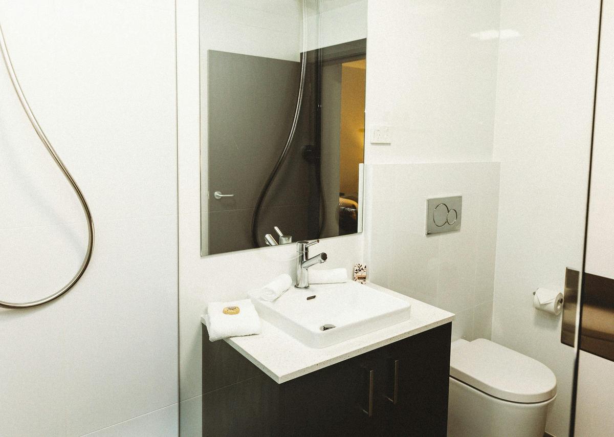 Coniston Hotel Wollongong - King Room - Bathroom