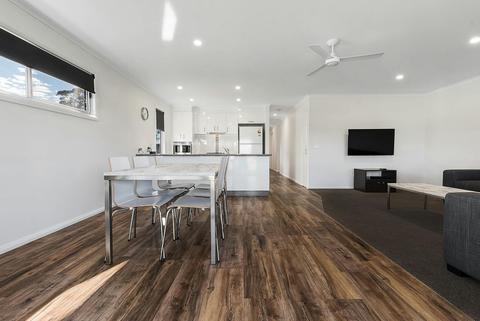 Deluxe 3 Bedroom Lakeside Cabin - Sleeps 6