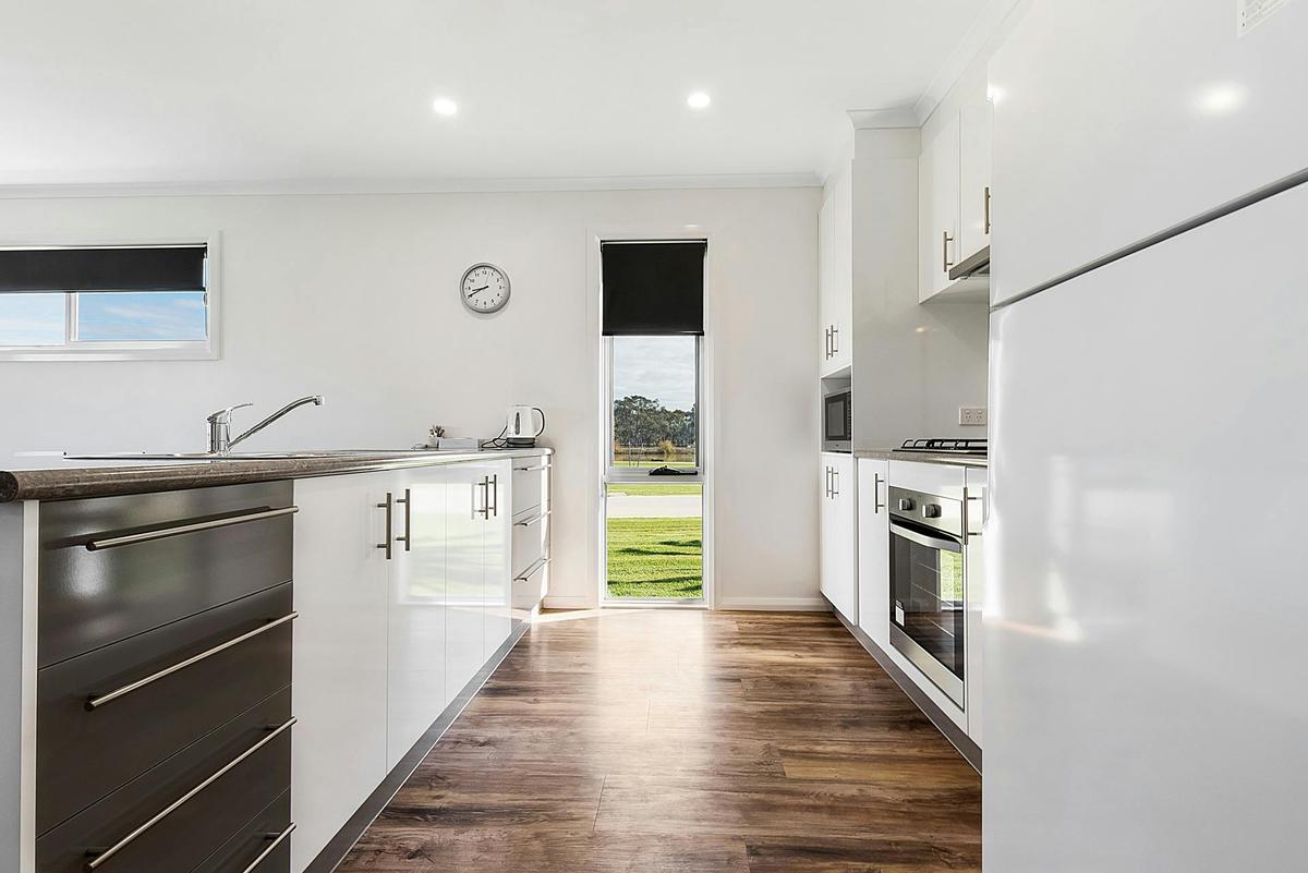 Deluxe 3 Bedroom Lakeside Cabin - Sleeps 6