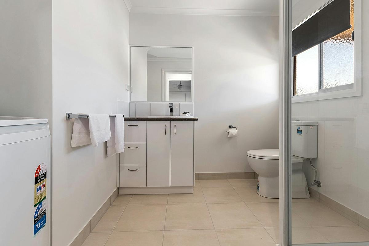 Deluxe 3 Bedroom Lakeside Cabin - Sleeps 6