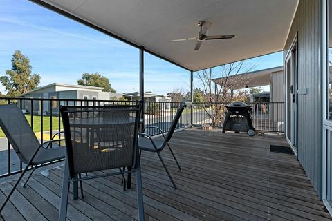Deluxe 2 Bedroom Cabin - Sleeps 4