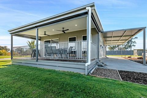 Deluxe 3 Bedroom Lakeside Cabin - Sleeps 6
