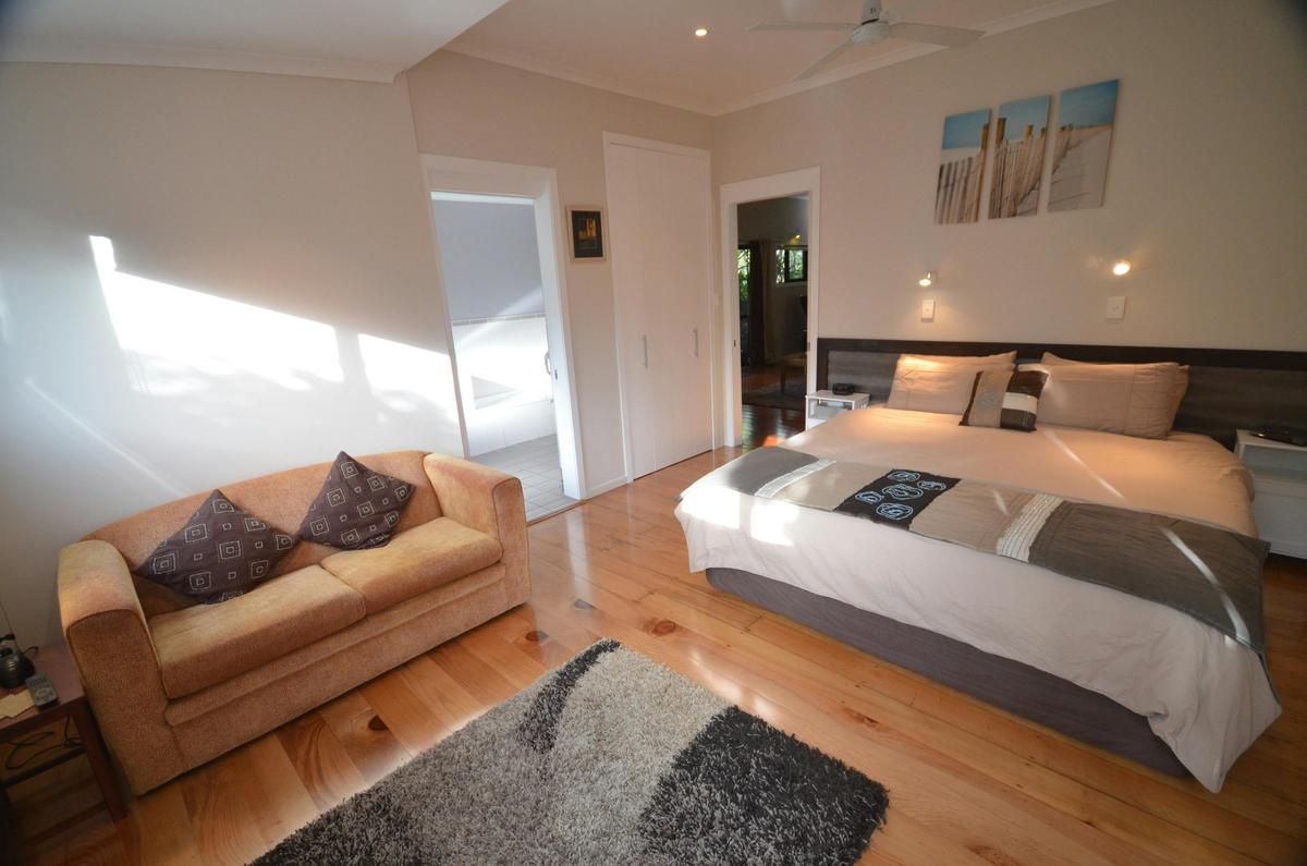 Heavenly King Beds, Hardwood Floors, Ensuite Spa Bathrooms, Cable  TV