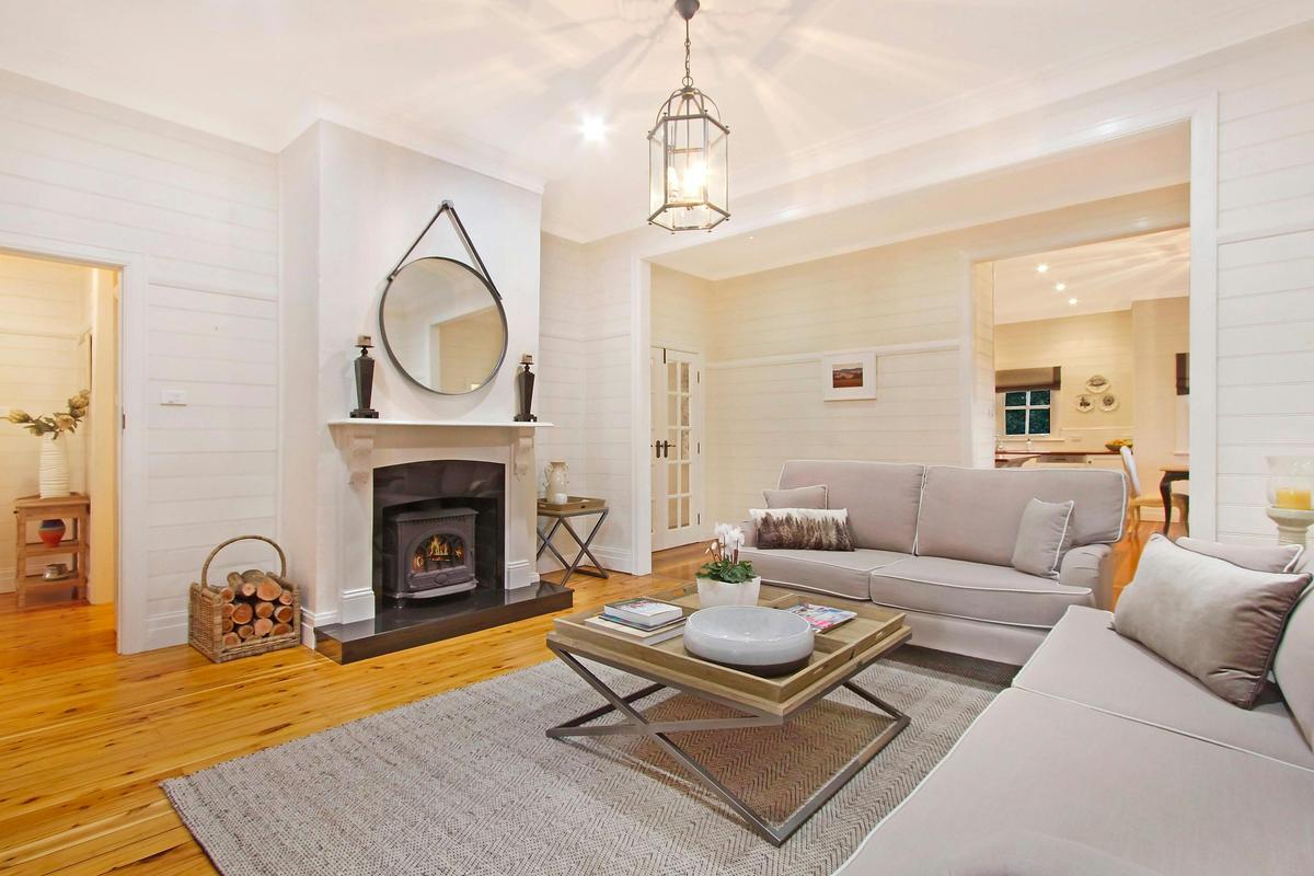 Lounge with fireplace and netflix