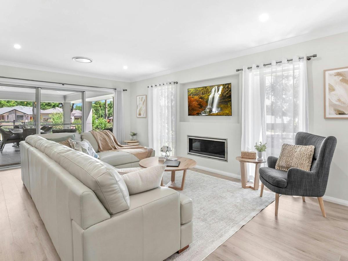 D'Vine Cottage lounge room with TV and fireplace