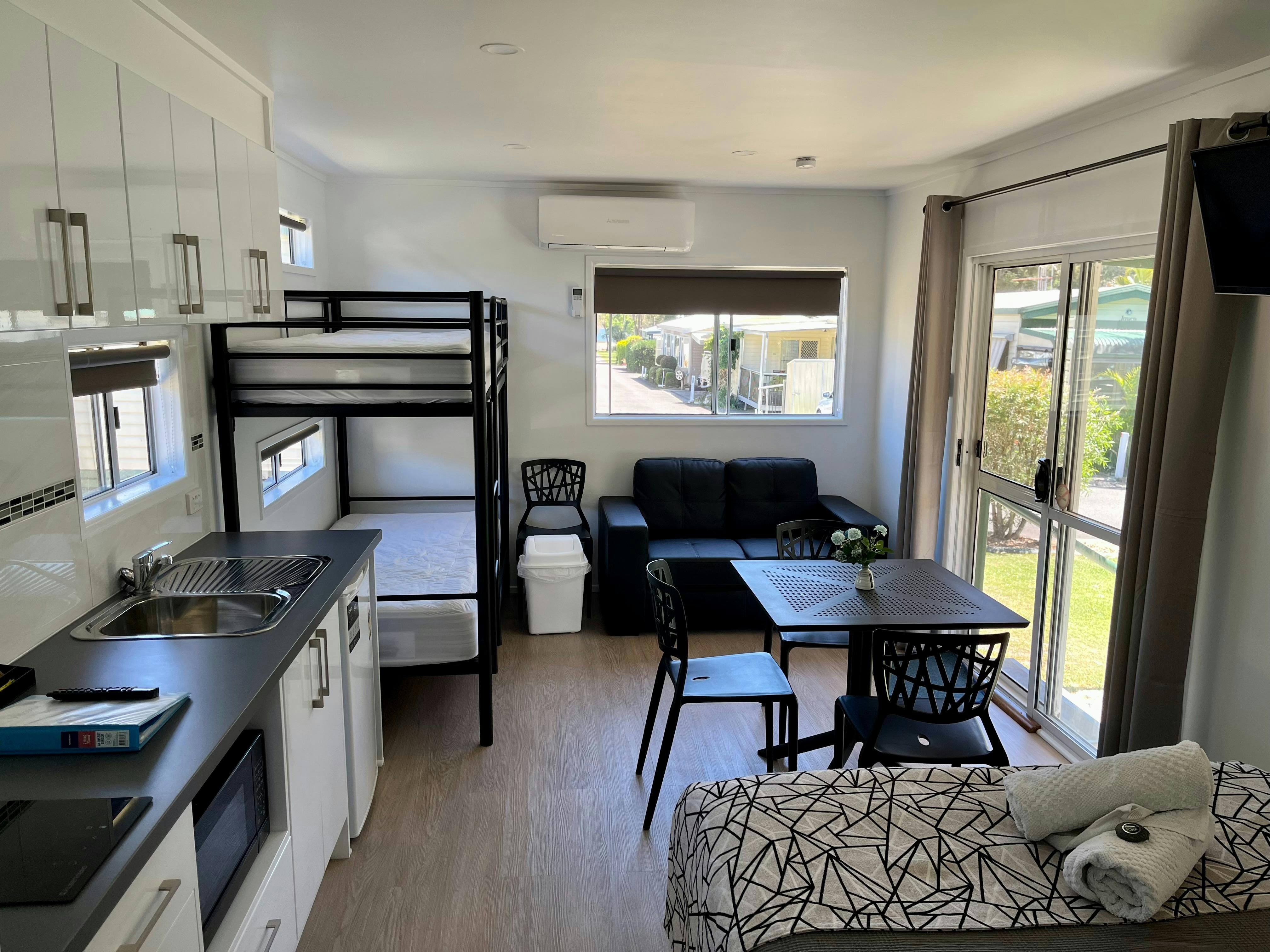 Cabin accommodation Diamond Waters Caravan Park