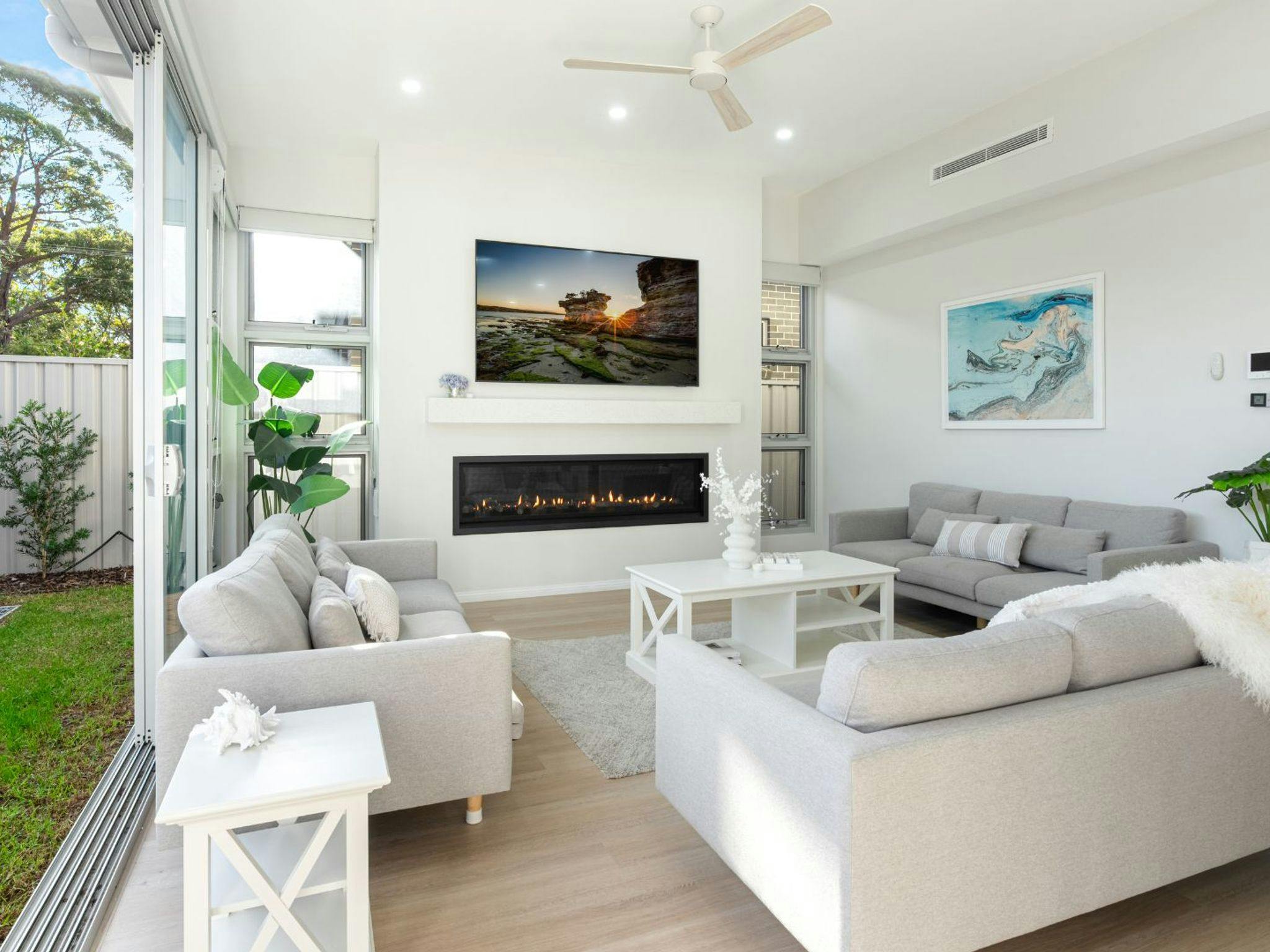 Elliniko | 250m to Beach | Luxury Lounge Room | Fireplace