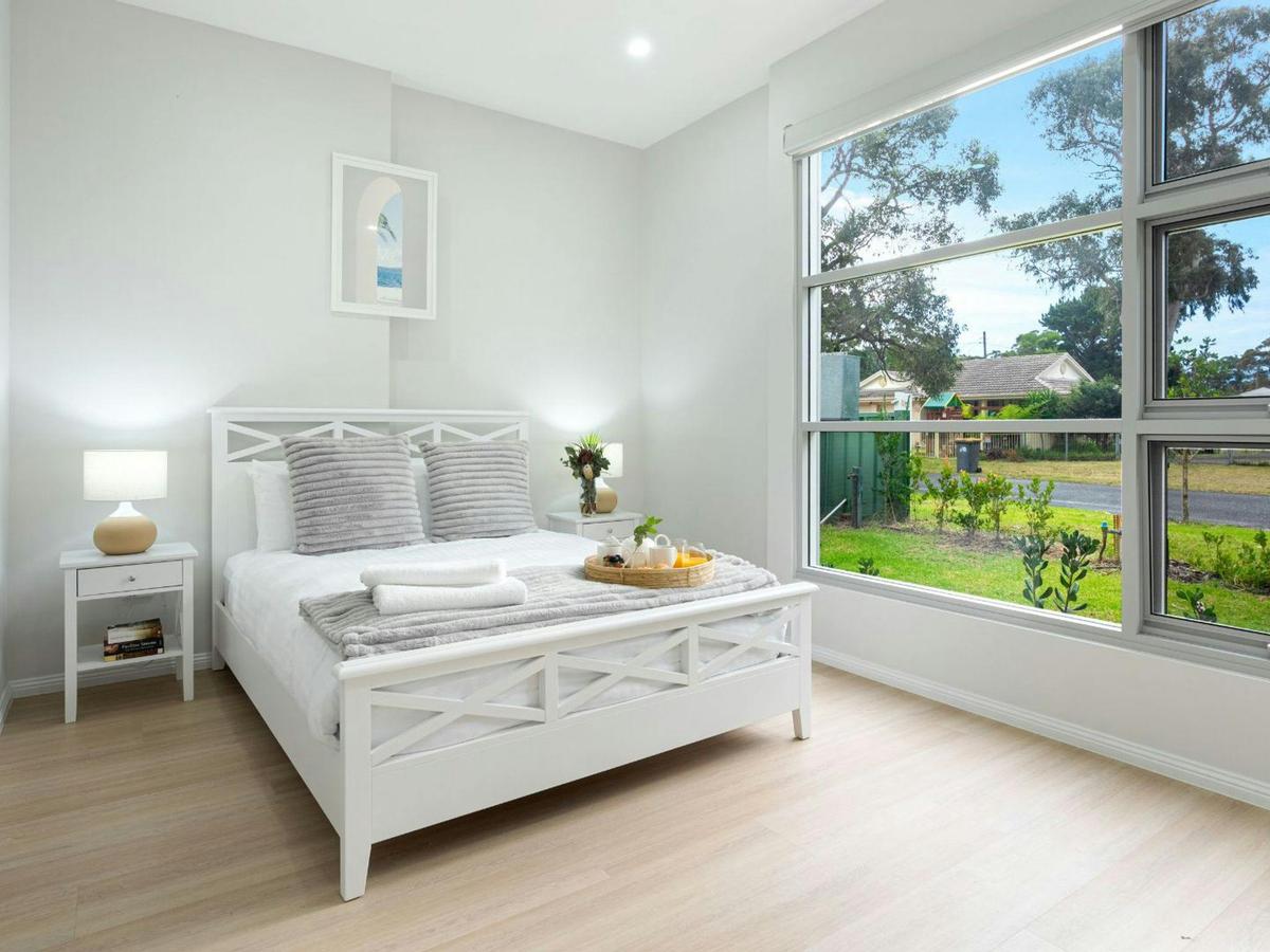 Elliniko | Bedroom 1: Queen Bed