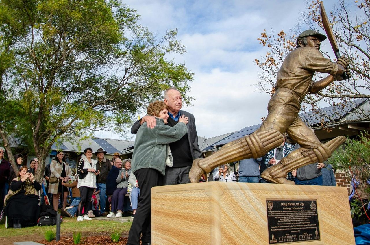 Doug_Walters_Statue_Dungog