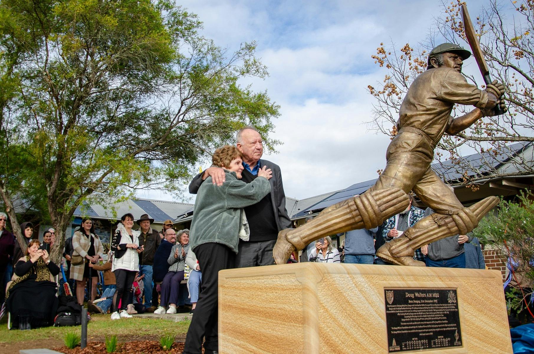 Doug_Walters_Statue_Dungog