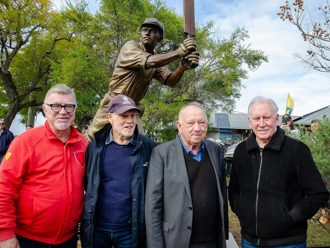 Doug_Walters_Statue_Dungog