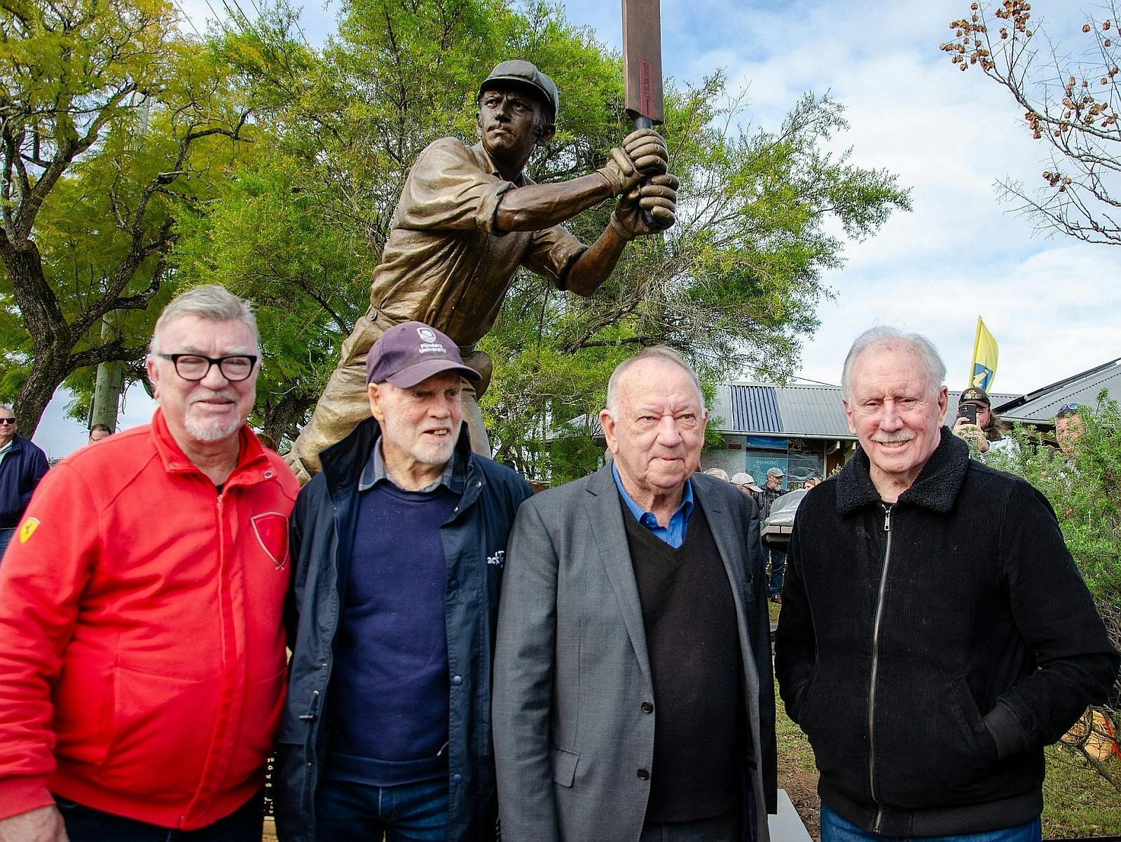 Doug_Walters_Statue_Dungog
