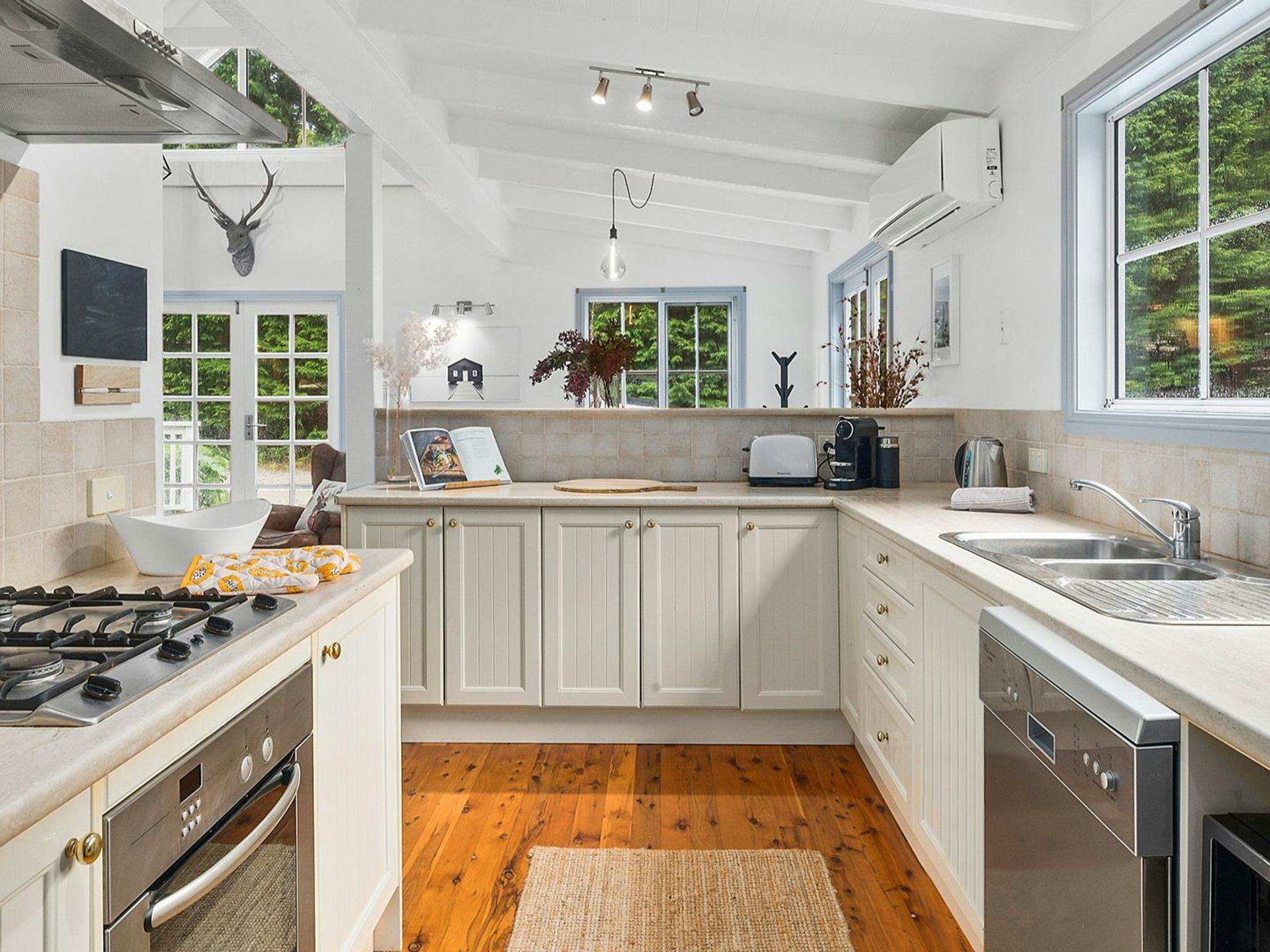 Fully equipped kitchen including dishwasher, microwave and coffee machine 