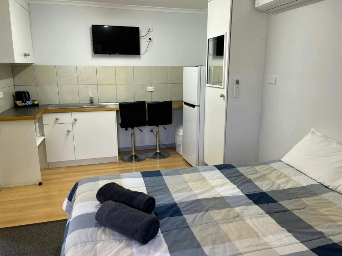 Studio Motel Room with Kitchenette