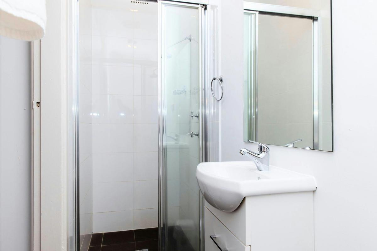 Figtree Hotel Wollongong - Queen Room, Ensuite - Bathroom
