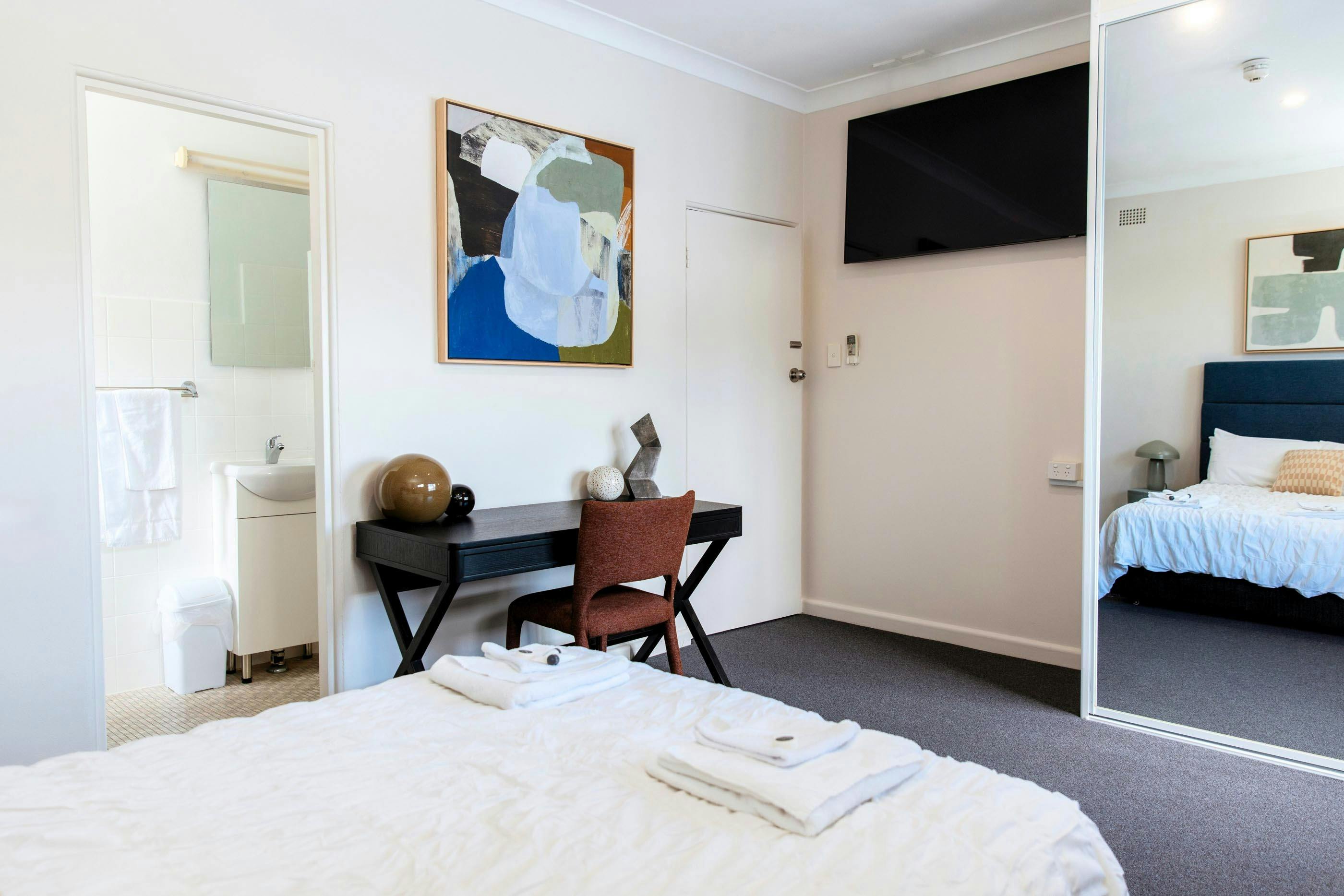 Figtree Hotel Wollongong - Queen Room, Ensuite
