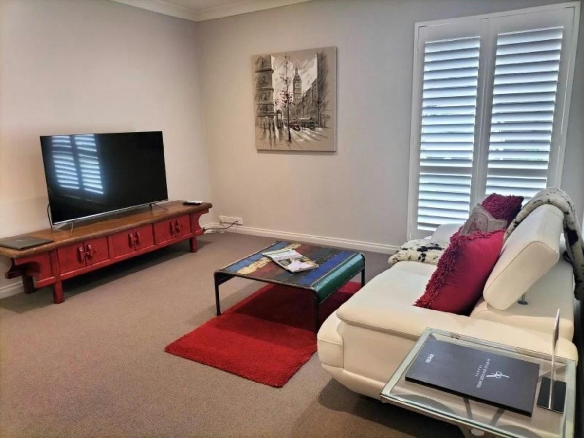 de Russie Boutique Hotel Orange - One Bedroom Suite, Private Study - Living Room